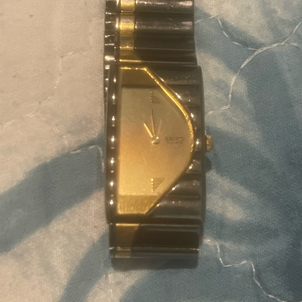 Seiko Gold and Silver Watch. Needs battery. Damaged and wear. - Picture 4 of 12